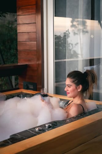 The Kingfisher Treehouse With Jacuzzi – 1 bedroom villa in Mussoorie, Uttarakhand