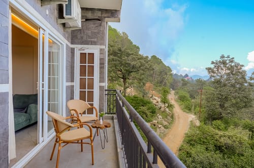 Dochi  |  4-BHK apartment with Hill Views, Living Room, & Balconies – 4 bedroom villa in Kasauli, Himachal Pradesh