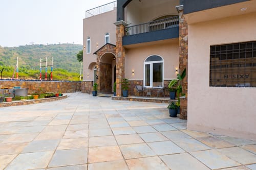 Vaikunth Villa | 3 BHK Getaway with Rooftop Pool, Sit-out Area, Jacuzzi, Scenic Lake & Hill Views – 3 bedroom villa in Udaipur, Rajasthan