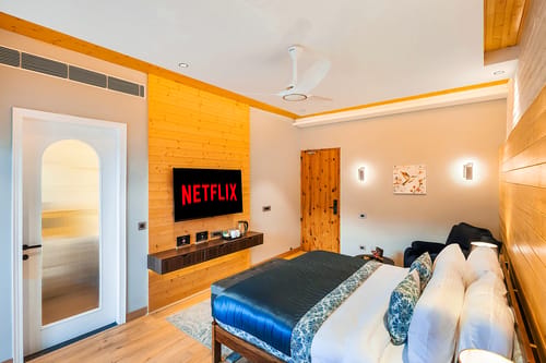 The Retreat Villa | 4-BHK Hillside Retreat with Indoor Pool, Jacuzzis | Near Kasauli Hill Station – 4 bedroom villa in Kasauli, Himachal Pradesh