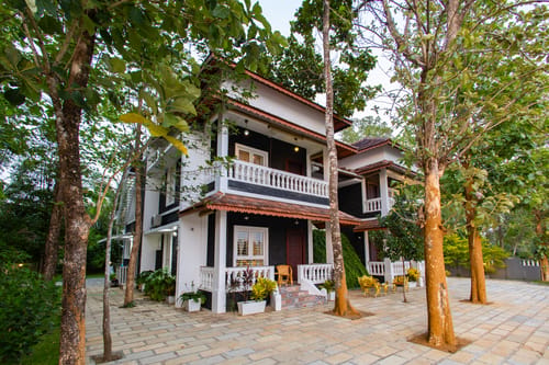 Vintage Retreat | 5-BHK Riverfront Heritage Villa With Speed Boat, Ayurvedic Spa & Cultural-Themed Rooms Near Malayattoor – 5 bedroom villa in Kochi, Kerala