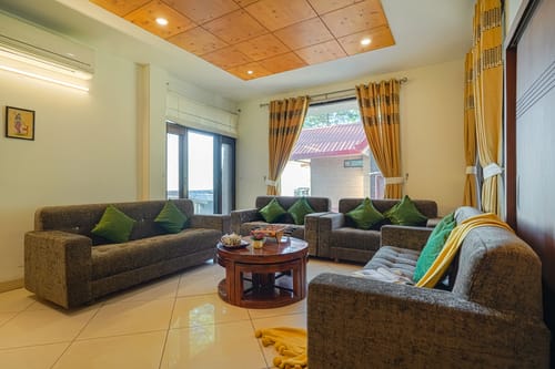 Golden Meadow Villa | Pet-friendly Hillside 3-BHK Retreat With Outdoor Lounge, Balcony & Scenic Views – 3 bedroom villa in Kasauli, Himachal Pradesh