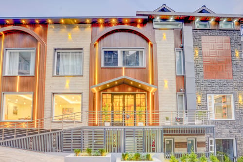 Serene Woods Hotel | 1-Room Escape With Hill Views & In-House Restro – 1 bedroom villa in Kasauli, Himachal Pradesh