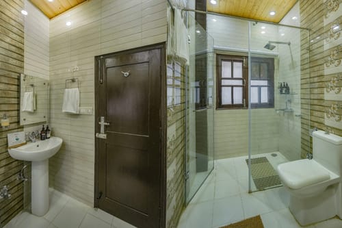 Aaram Bagh | Pet-friendly 4-BHK Escape Amid Pine Forests with Valley Views Near Kasauli – 4 bedroom villa in Kasauli, Himachal Pradesh