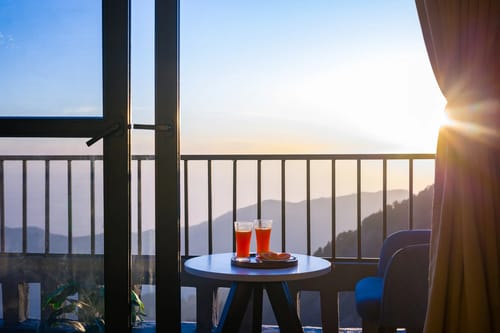 Evara | Serene Pet-friendly 4-BHK Hill Retreat With Balcony, Fireplace & Scenic Views – 4 bedroom villa in Mussoorie, Uttarakhand