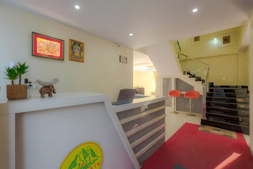 The Ridgeview Retreat Amelia | Hillside 2-Room Suite with Private Balcony, Bathtub & Restro | Near Naldehra Golf Course | Pet-friendly – 2 bedroom villa in Shimla, Himachal Pradesh