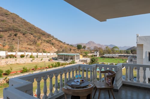 Mandovar Mountain Valley Retreat | 4 Room Pet-friendly Suite In a Private Estate with Shared Pool, Garden, Restaurant & Hill Views – 4 bedroom villa in Udaipur, Rajasthan