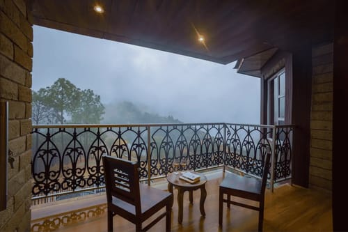 Pine Shadow Fuchsia | Hillside Retreat With Picturesque Balcony & Restaurant – 1 bedroom villa in Shimla, Himachal Pradesh