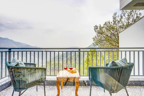 Serene Woods Hotel | 1-Room Retreat With Balcony, Lift & Restaurant Amid Nature  – 1 bedroom villa in Kasauli, Himachal Pradesh