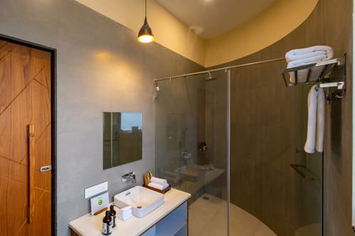 Vaikunth Villa | 3 BHK Getaway with Rooftop Pool, Sit-out Area, Jacuzzi, Scenic Lake & Hill Views – 3 bedroom villa in Udaipur, Rajasthan