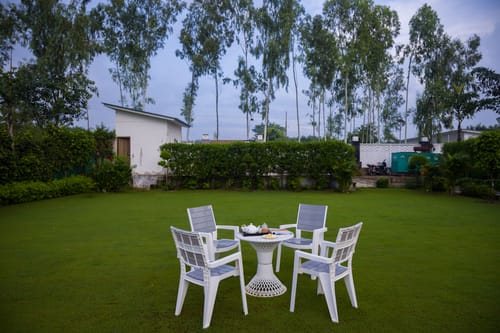 Krishna Manor | 3-BHK Farmhouse With Private Pool & Lush Garden | Near Noida Expressway – 3 bedroom villa in Delhi Ncr, Delhi
