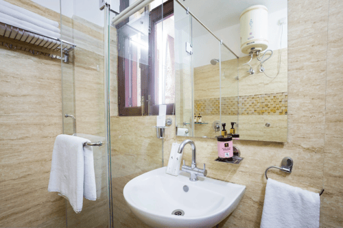 Kasauli Woods Cottage | Hillside 3-BHK Retreat With Outdoor Lounge, Balcony & Scenic Views