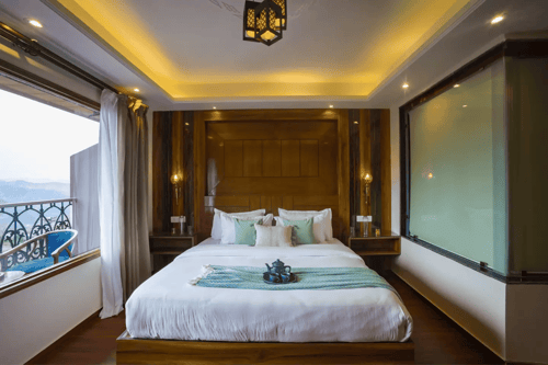 Pine Shadow Fuchsia | Hillside Retreat With Picturesque Balcony & Restaurant – 1 bedroom villa in Shimla, Himachal Pradesh