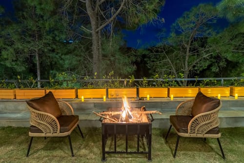 Sirmour Baag Scarlet | A Hillside Pet-Friendly Cottage With Restro & Garden