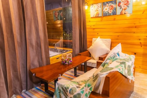 The Kingfisher Treehouse With Jacuzzi – 1 bedroom villa in Mussoorie, Uttarakhand