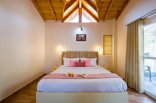 Clouds Nest | 4-BHK Pet-friendly Retreat With Terrace & Hill Views by Naukuchiatal – 4 bedroom villa in Nainital, Uttarakhand