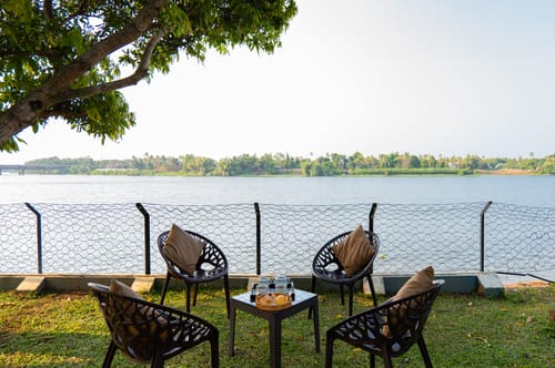 Glass River Retreat | 4-BHK Riverside Getaway with Private Pool, Lakeside Sit-Out & Lounge Area Near Aluva Railway & Metro Station – 4 bedroom villa in Kochi, Kerala