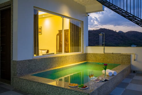 Kasturi Villa | 6-BHK Pet-Friendly Villa Near Sajjangarh Palace With Plunge Pool & Terrace – 6 bedroom villa in Udaipur, Rajasthan