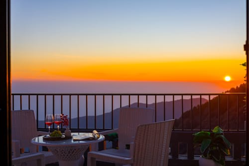 Evara | Pet-friendly 2-BHK Hilltop Hideaway With Balcony, Fireplace & Views – 2 bedroom villa in Mussoorie, Uttarakhand