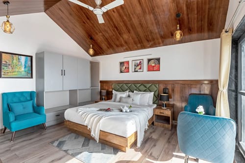 Evara | Serene Pet-friendly 4-BHK Hill Retreat With Balcony, Fireplace & Scenic Views – 4 bedroom villa in Mussoorie, Uttarakhand