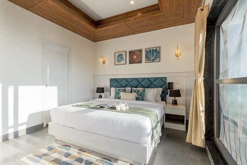 Evara | Pet-friendly 2-BHK Hilltop Hideaway With Balcony, Fireplace & Views – 2 bedroom villa in Mussoorie, Uttarakhand