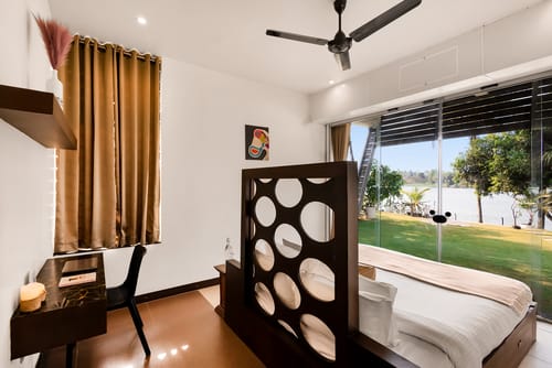 Glass River Retreat | 4-BHK Riverside Getaway with Private Pool, Lakeside Sit-Out & Lounge Area Near Aluva Railway & Metro Station – 4 bedroom villa in Kochi, Kerala