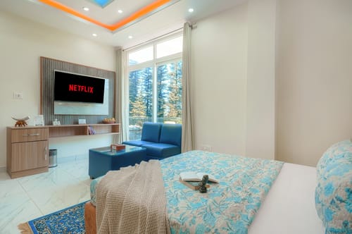 The Ridgeview Retreat Olivia | Pet-friendly Room with Private Balcony, Common  Lounge & Restro | Close to Naldehra – 1 bedroom villa in Shimla, Himachal Pradesh
