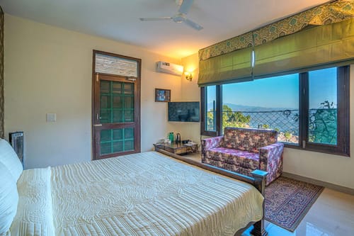 Villa Mountain Crest w/ Outdoor Pool – 6 bedroom villa in Kasauli, Himachal Pradesh