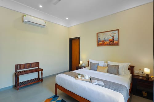 Vaikunth Villa | 3 BHK Getaway with Rooftop Pool, Sit-out Area, Jacuzzi, Scenic Lake & Hill Views – 3 bedroom villa in Udaipur, Rajasthan