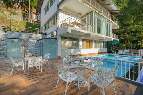 Golden Meadow Villa | Pet-friendly Hillside 3-BHK Retreat With Outdoor Lounge, Balcony & Scenic Views – 3 bedroom villa in Kasauli, Himachal Pradesh