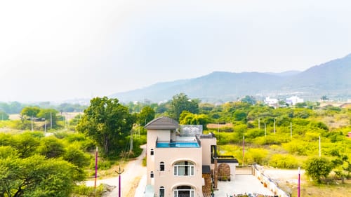Vaikunth Villa | 3 BHK Getaway with Rooftop Pool, Sit-out Area, Jacuzzi, Scenic Lake & Hill Views – 3 bedroom villa in Udaipur, Rajasthan