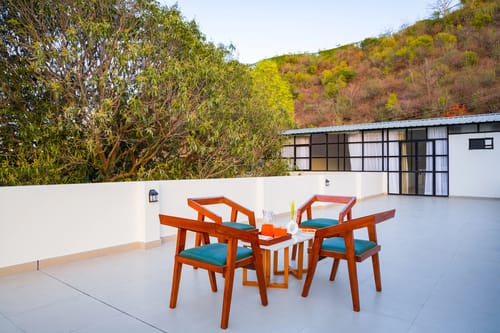 Jade Arbőur | 3-BHK Moroccan-Inspired Villa with Private Pool & Panoramic Hill Views – 3 bedroom villa in Udaipur, Rajasthan