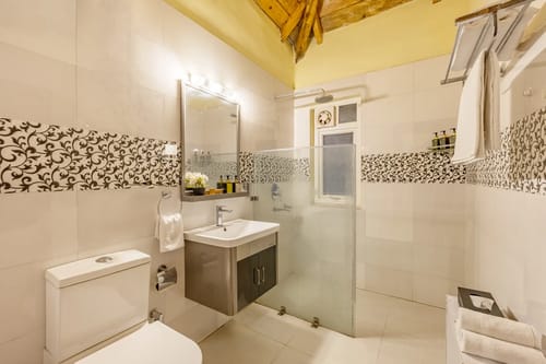 Mystwood | 3-BHK Pet-friendly Retreat With Garden, Gaming Zone & Lounge Area – 3 bedroom villa in Nainital, Uttarakhand