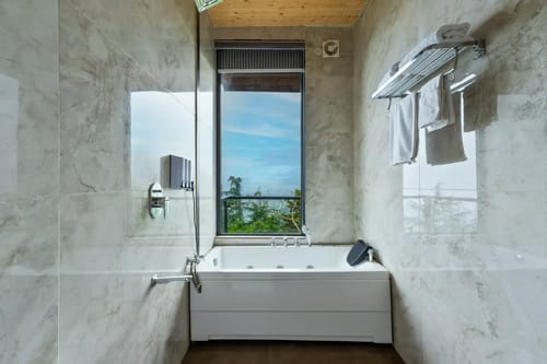 Retreat by The Kiana W/ Indoor Jacuzzi