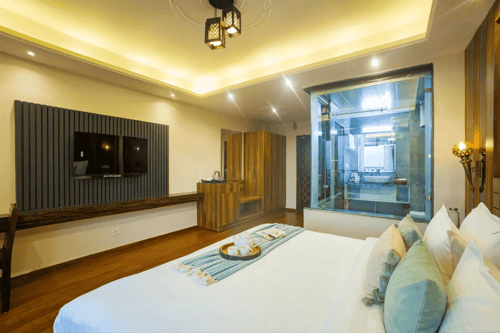 Pine Shadow Fuchsia | Hillside Retreat With Picturesque Balcony & Restaurant – 1 bedroom villa in Shimla, Himachal Pradesh