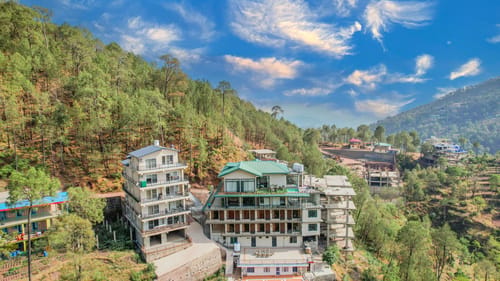 Dilli Villa Blush | Hillside Suite With Private Balcony, Common Pool & Scenic Views – 1 bedroom villa in Kasauli, Himachal Pradesh