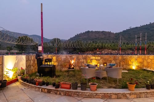Vaikunth Villa | 3 BHK Getaway with Rooftop Pool, Sit-out Area, Jacuzzi, Scenic Lake & Hill Views – 3 bedroom villa in Udaipur, Rajasthan