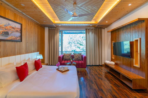 Utopia @ Aykon Estate w/ Outdoor Pool – 8 bedroom villa in Kasauli, Himachal Pradesh