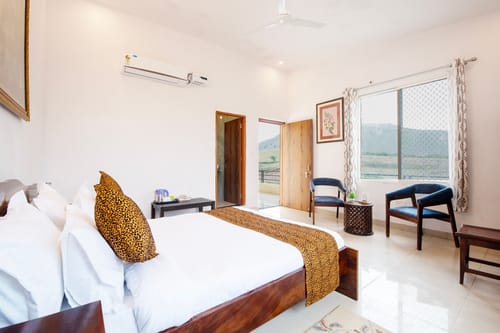 Colonel Retreat | 3-BHK Hideaway with Private Pool & Gardens Near Ubeshwar Mahadev Temple – 3 bedroom villa in Udaipur, Rajasthan