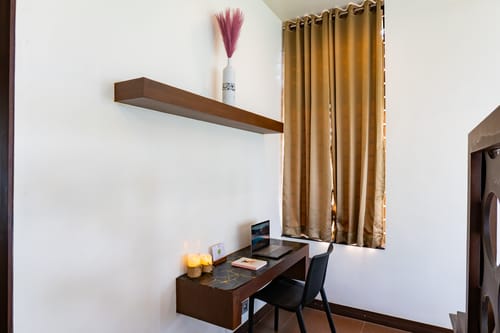 Glass River Retreat | 4-BHK Riverside Getaway with Private Pool, Lakeside Sit-Out & Lounge Area Near Aluva Railway & Metro Station – 4 bedroom villa in Kochi, Kerala