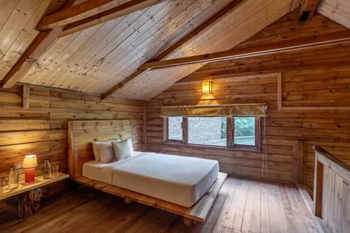 Suro Woodcrest Chalet | Pet-friendly Stay With Loft, Restaurant & Outdoor Seating – 1 bedroom villa in Shimla, Himachal Pradesh