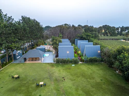 Inara Retreat | Pet-Friendly 1- Cottage with a Mezzanine Loft, Shared Pool, and Garden – 1 bedroom villa in Bengaluru, Karnataka