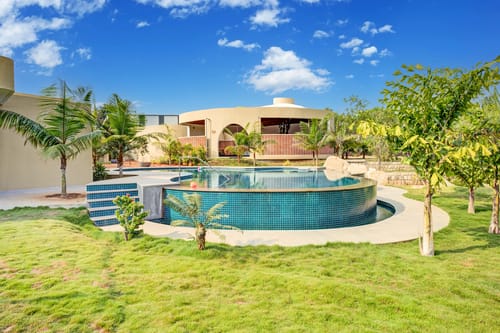 Urvi Grand Luxe Suite | Serene Farmstay With Garden, Common Pool & Dining Area – 1 bedroom villa in Bengaluru, Karnataka