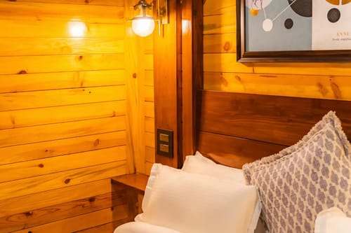 The Kingfisher Treehouse With Jacuzzi – 1 bedroom villa in Mussoorie, Uttarakhand