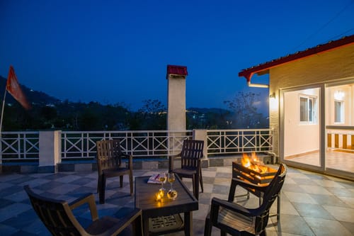 Clouds Nest | 4-BHK Pet-friendly Retreat With Terrace & Hill Views by Naukuchiatal – 4 bedroom villa in Nainital, Uttarakhand