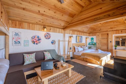 Top Tibba-Hilltop Stone Chalet 2 – 1 bedroom villa in Mussoorie, Uttarakhand