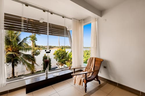 Glass River Retreat | 4-BHK Riverside Getaway with Private Pool, Lakeside Sit-Out & Lounge Area Near Aluva Railway & Metro Station – 4 bedroom villa in Kochi, Kerala