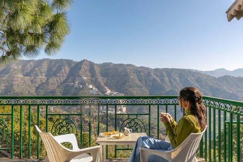 Villa Mountain Crest w/ Outdoor Pool – 6 bedroom villa in Kasauli, Himachal Pradesh