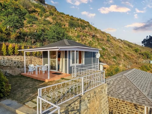 Top Tibba - Wooden Cabin with balcony & garden – 1 bedroom villa in Mussoorie, Uttarakhand
