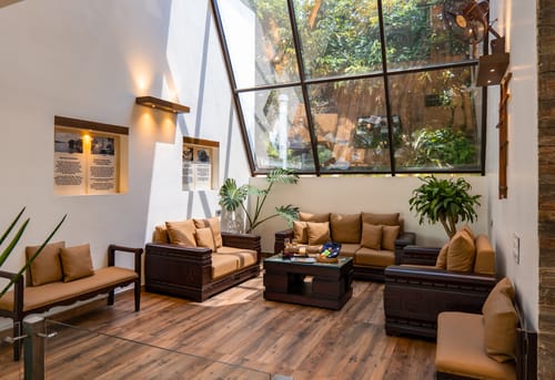 Glass River Retreat | 4-BHK Riverside Getaway with Private Pool, Lakeside Sit-Out & Lounge Area Near Aluva Railway & Metro Station – 4 bedroom villa in Kochi, Kerala